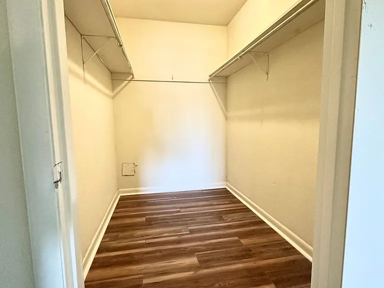 University Pointe Apartments — Photo 9