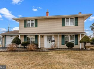 28 Turf Rd, Levittown, PA 19056