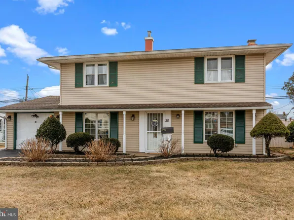 28 Turf Rd, Levittown, PA 19056