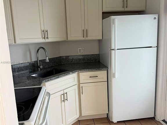4th image of 1021 Crystal Lake Dr APT 304
