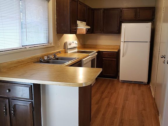 2nd image of 901 Pamela Ave