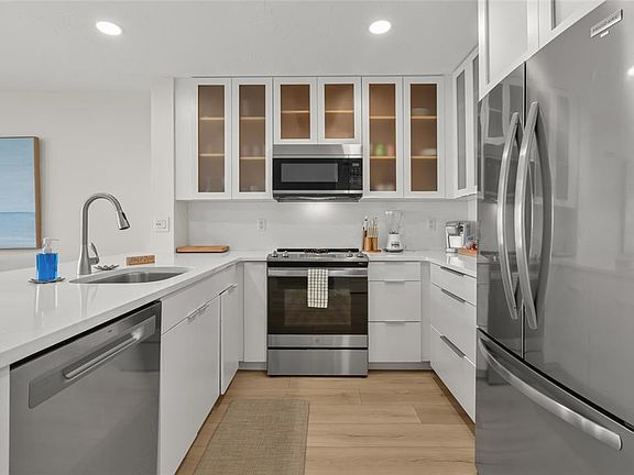 4th image of 711 Beach Rd APT 408