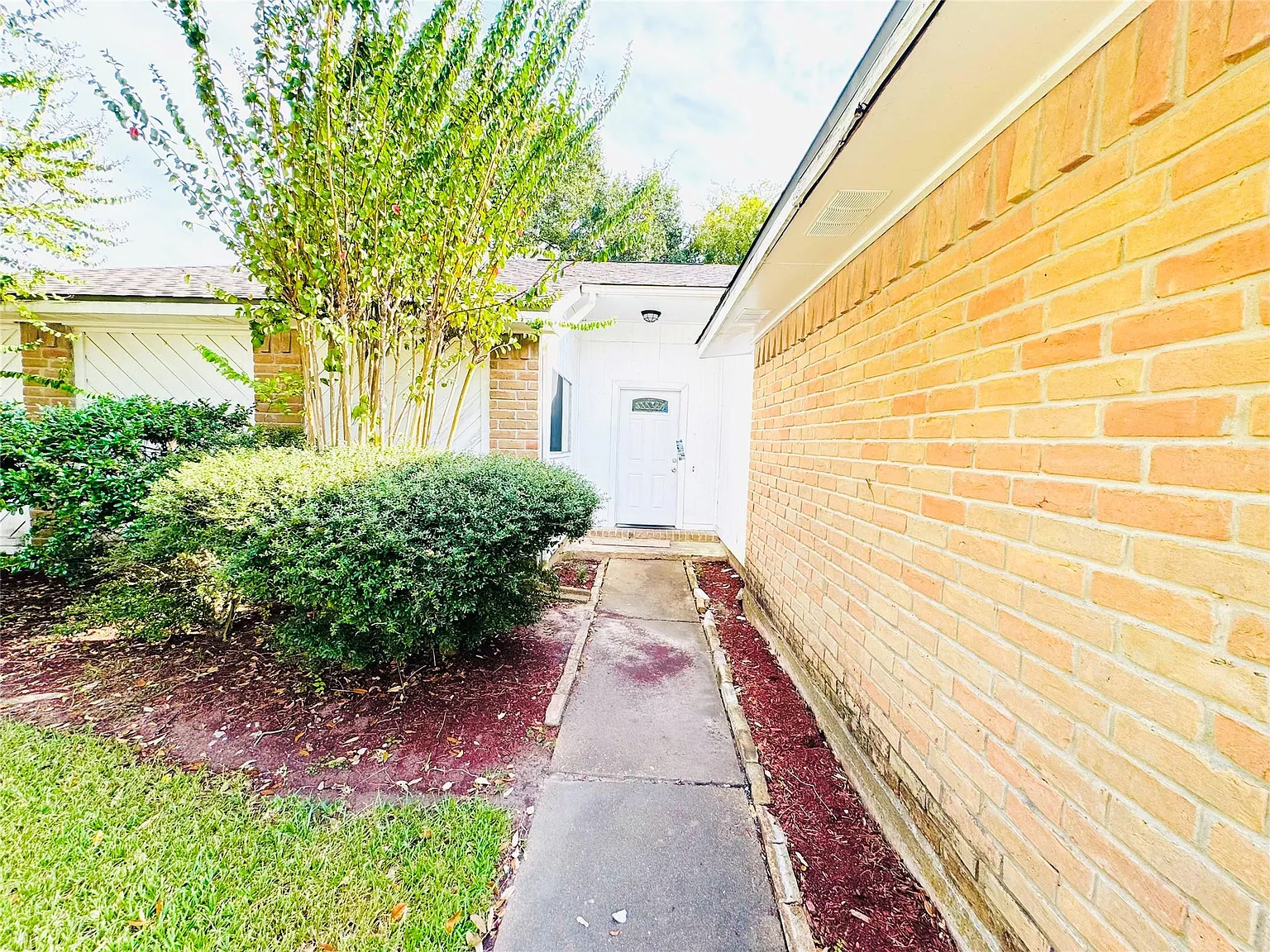 3 bed, 2.0 bath, 1837 sqft, $1,900 — Photo 3