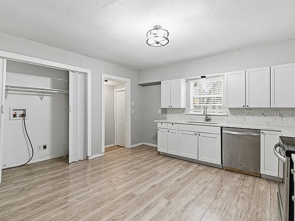 4th image of 405 N Carr Ave