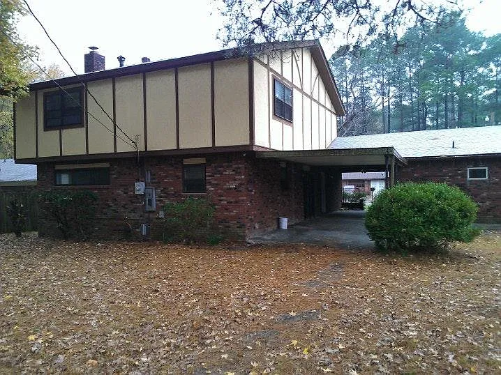 4 bed, 2.5 bath, 2327 sqft, $1,700 — Photo 3