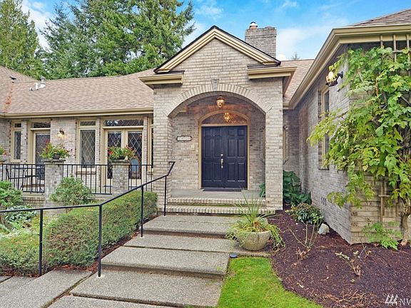 3rd image of 2420 Greenhaven Pl NW