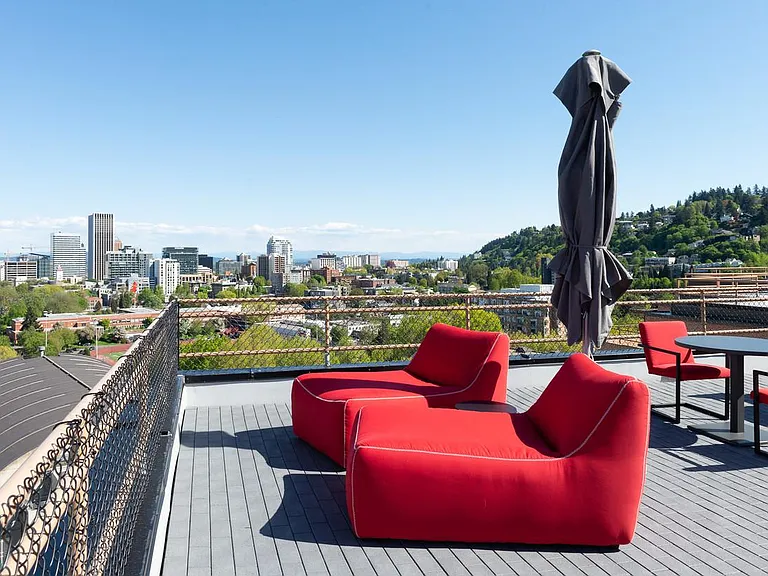 Portland Towers Apartments — Photo 14