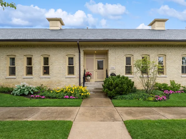 832 Stables Ct W #832, Highwood, IL 60040