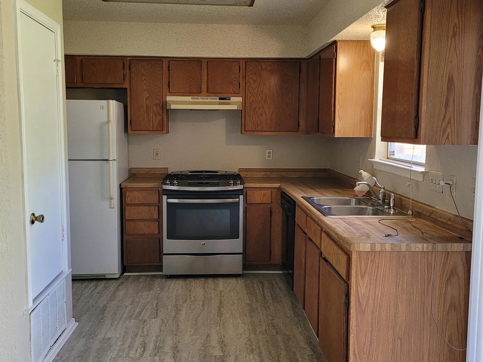 3 bed, 1100 sqft, $1,925 — Photo 2