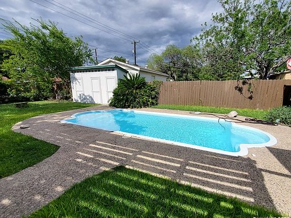 2nd image of 3807 Southport Dr