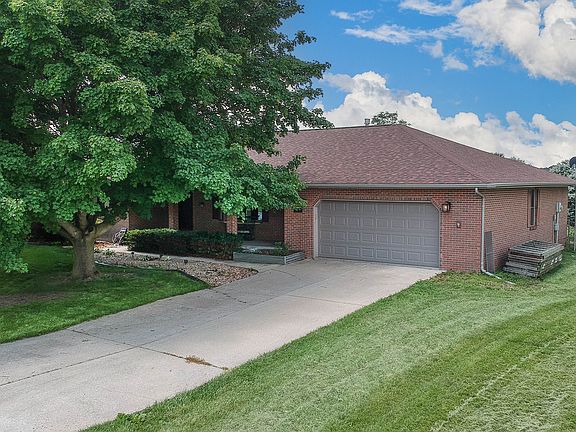 3rd image of 404 Sunset Dr