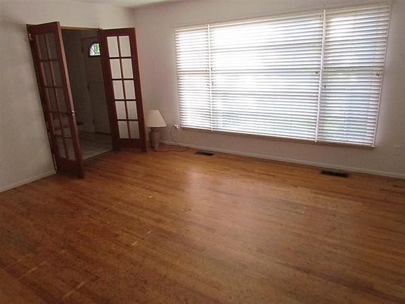 3rd image of 842 Courtland St
