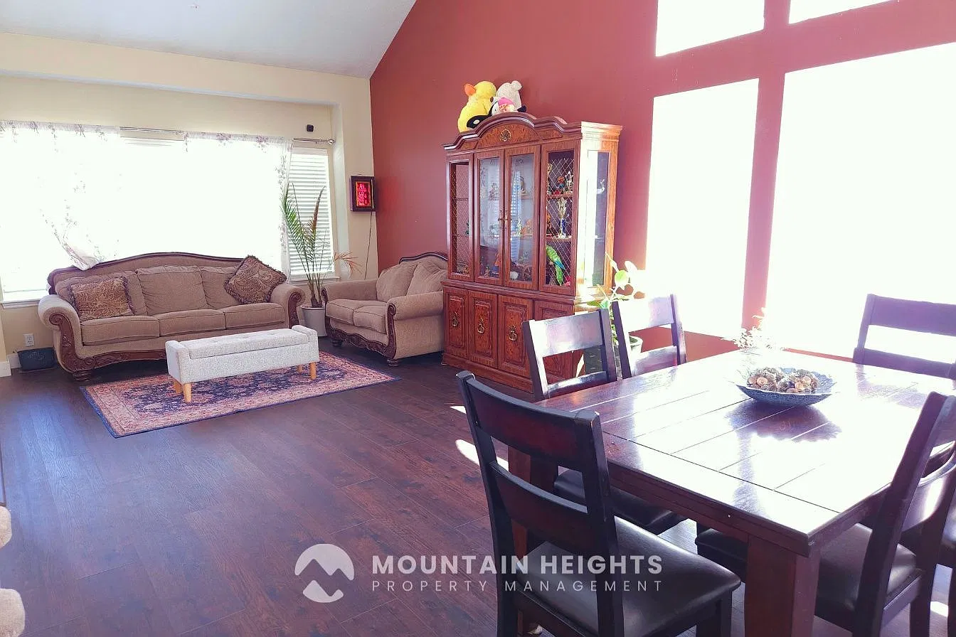 5 bed, 3.0 bath, 3200 sqft, $3,500 — Photo 4