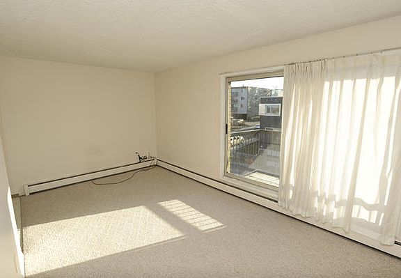 5th image of 1601 23rd Ave SW #102