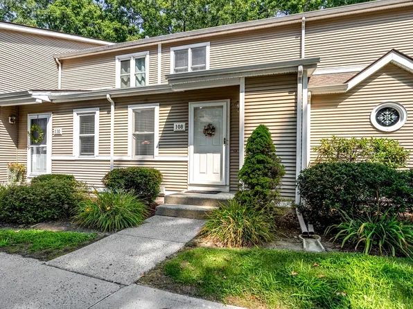 61 Abbey Memorial Dr APT 108, Chicopee, MA 01020