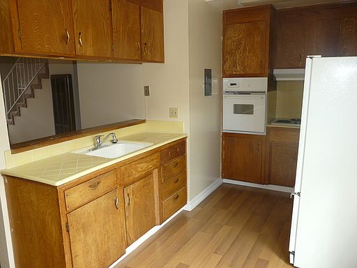 3rd image of 630 Morse Ave #2