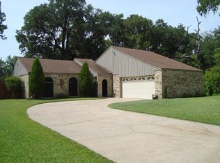 211 Prescott Dr, West Columbia, TX 77486