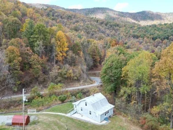 8708 Martins Creek Rd, Roanoke, VA 24018