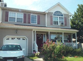 25 Laurel Rd, Lindenhurst, NY 11757
