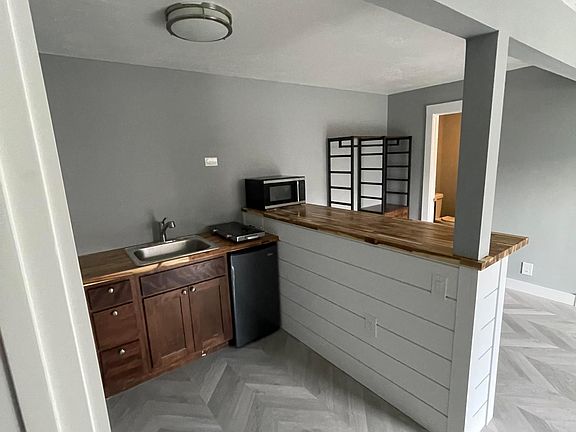 4th image of 146 Woodford St #3