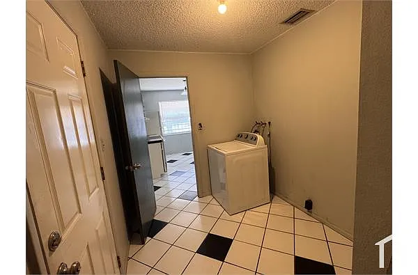Building Photo - 2633 Saint Charles St