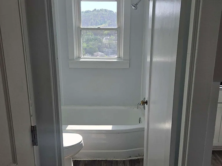 404 Walnut St #B — Photo 10