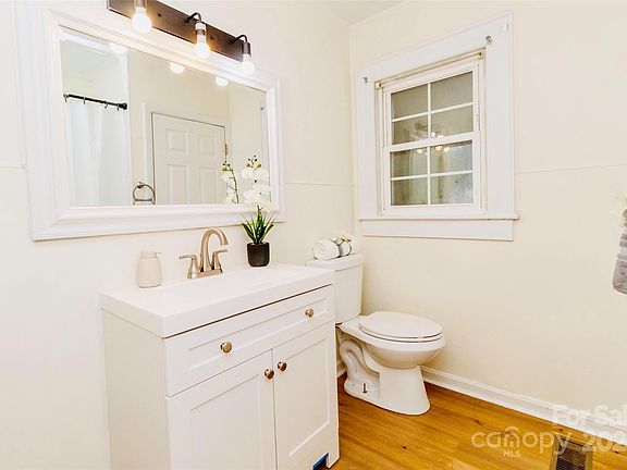 5th image of 2109 W 2nd Ave
