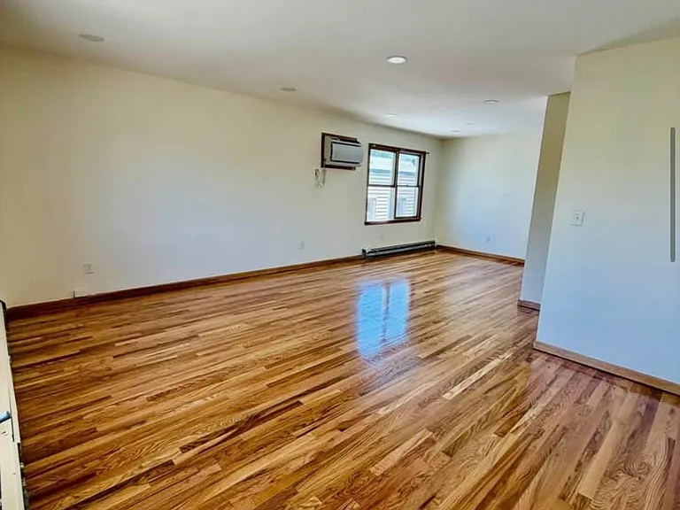 110 Humphrey Ave — Photo 2