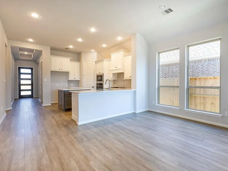 5034 Morrison Dr — Photo 3