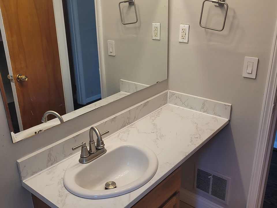 1st image of 11 Warren Ct #1