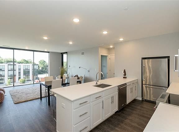 3rd image of 1301 Melrose Ave #403