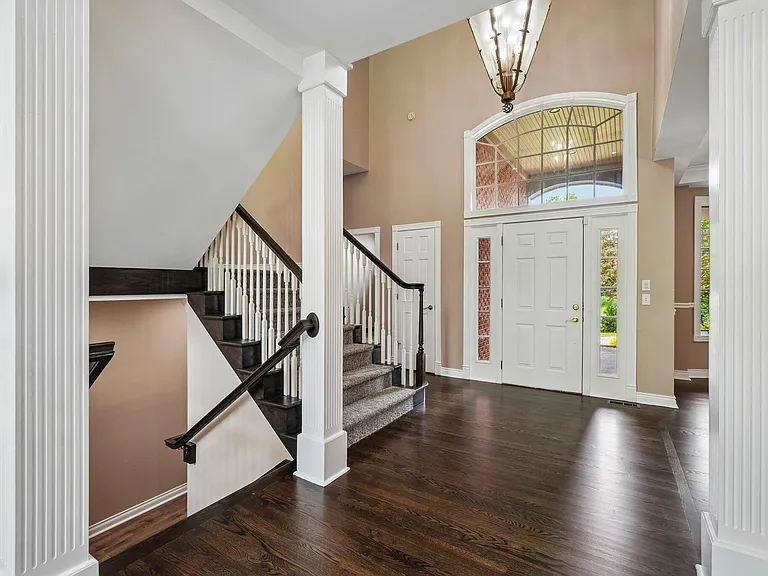 1819 Brookview Dr — Photo 2
