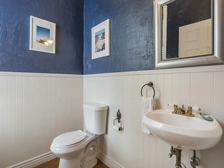 Main level 0.5 bathroom