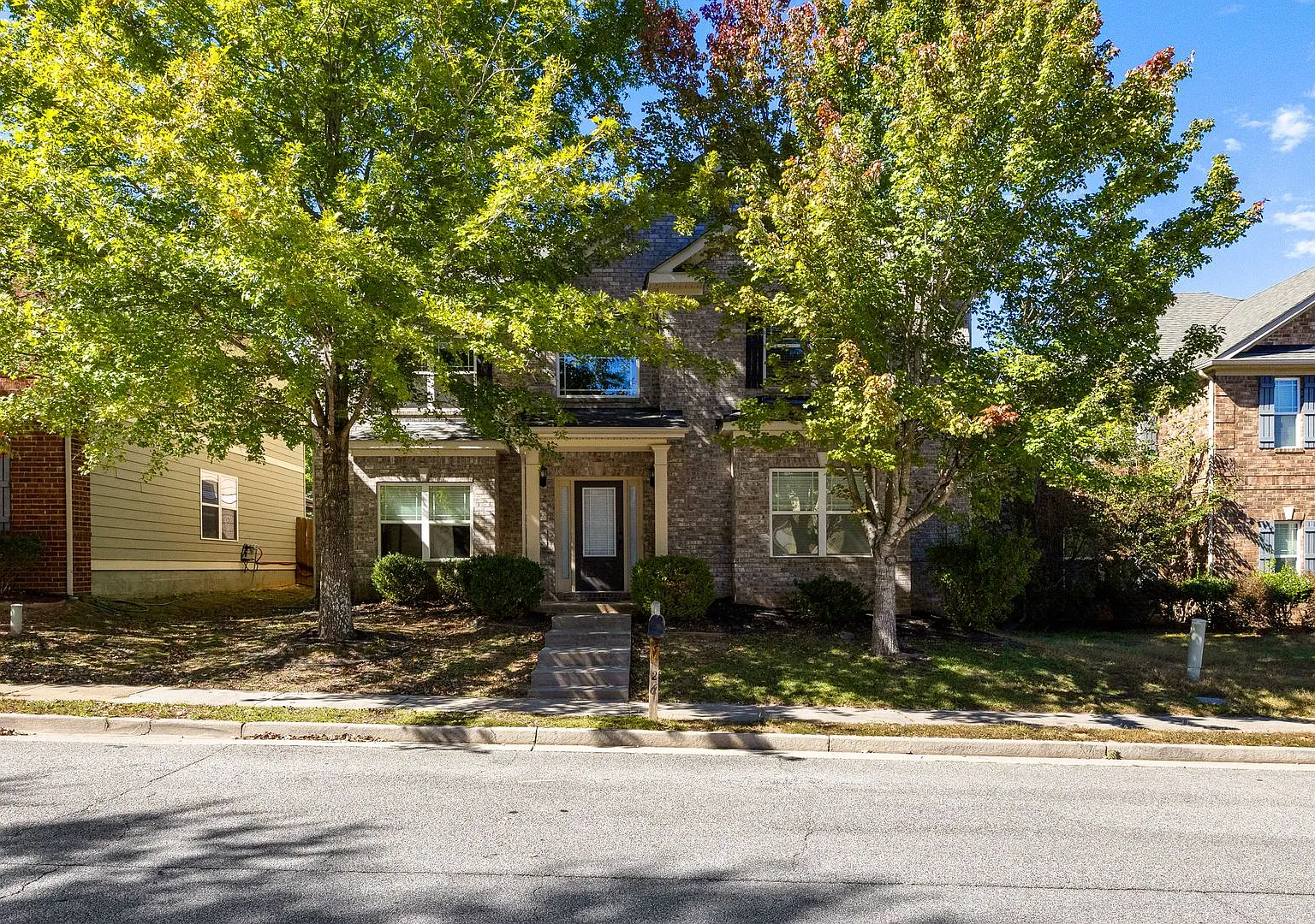 Spacious 5 Bedroom Home in Convenient Newnan Location — Photo 2