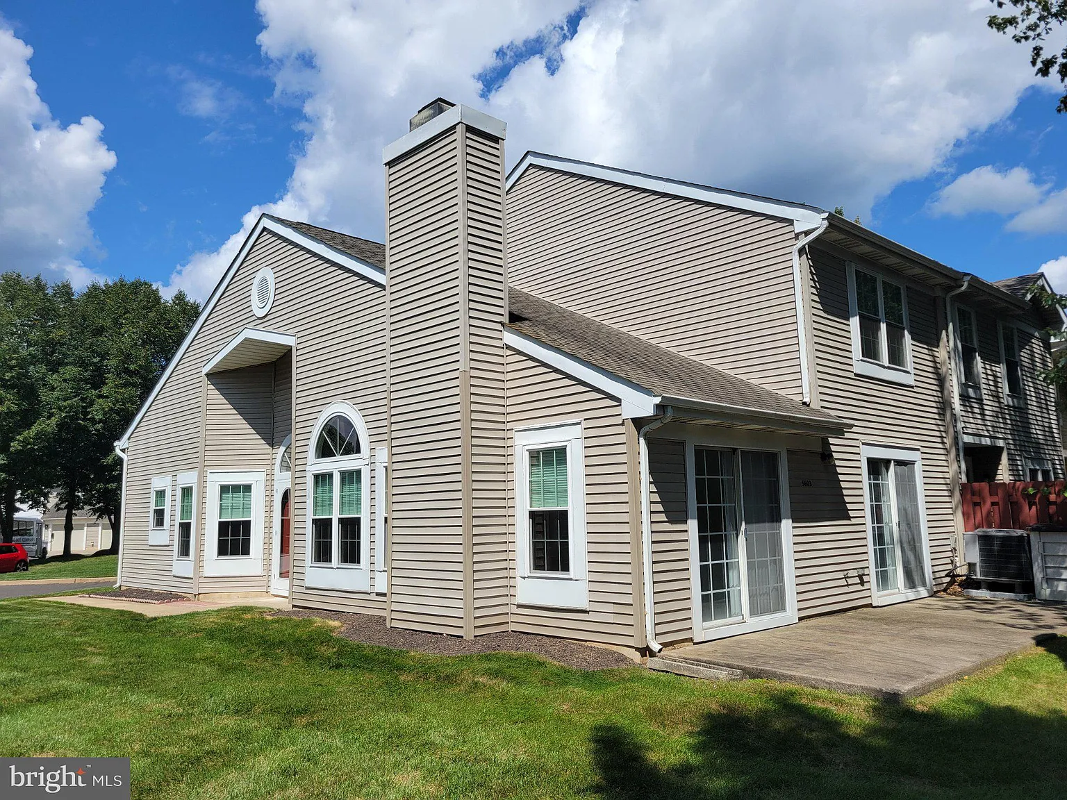 3 bed, 2.5 bath, 1820 sqft, $2,750 — Photo 2