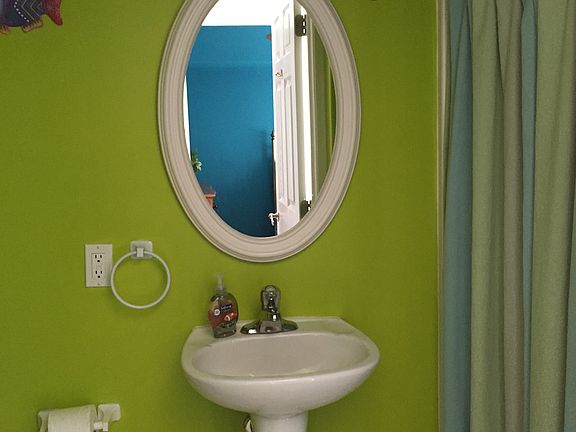 1st fl bath w/stall shower