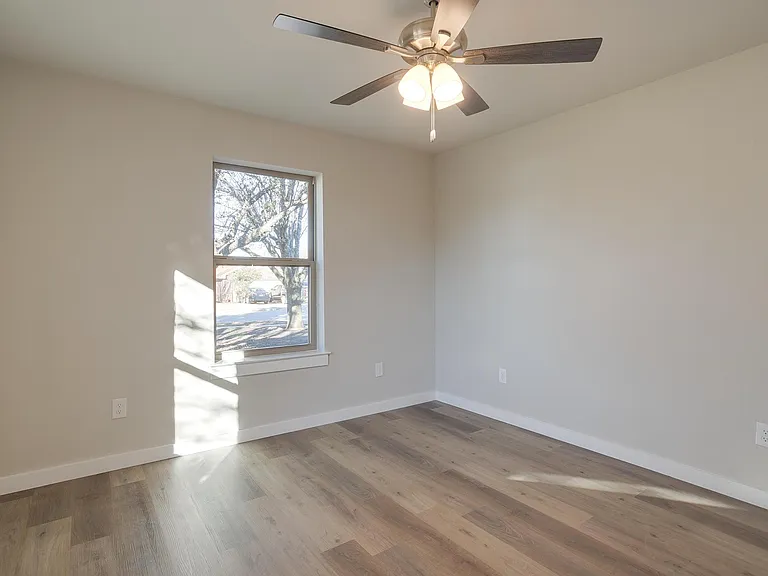 305 Bentley Dr — Photo 22