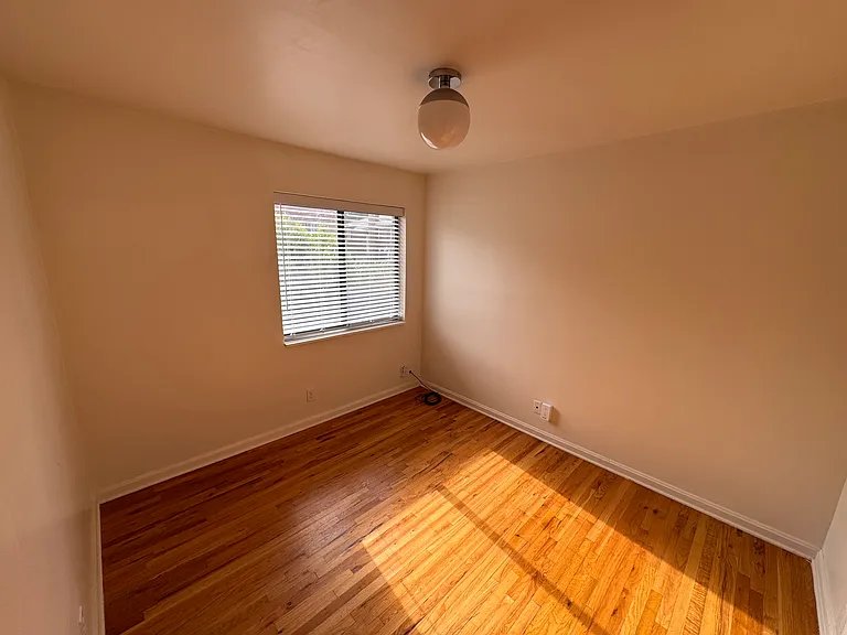 219 W 300 N — Photo 13