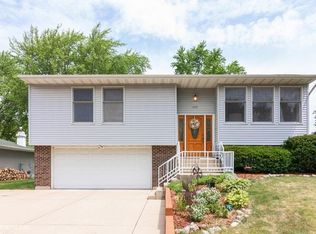 1098 Price Dr, Elgin, IL 60120