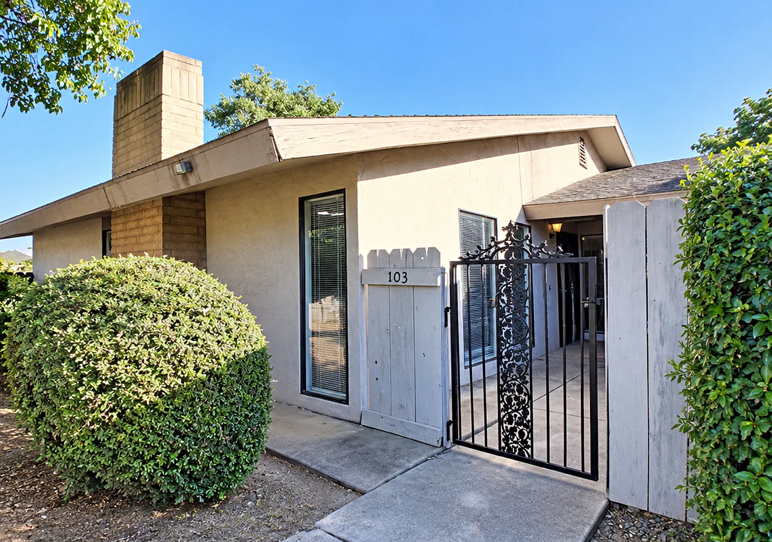 4595 N Emerson Ave — Photo 1