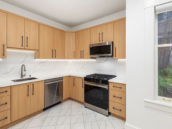 3rd image of 49 Broderick St #10