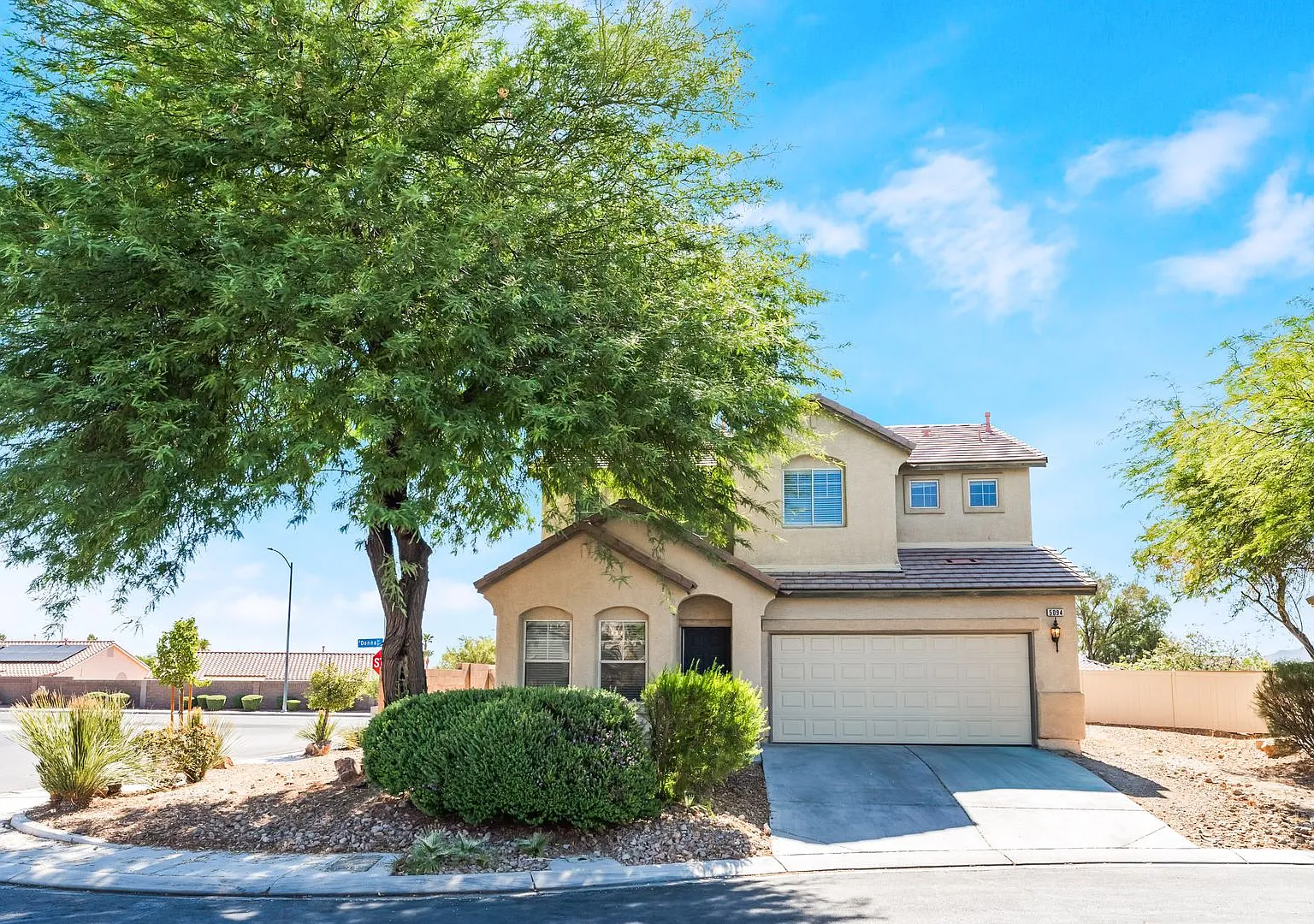 You're going to love this 4 bedroom 2.5 bath! Looks and Feels Brand New! — Photo 3