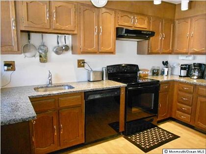 3rd image of 38A Edinburgh Ln #A