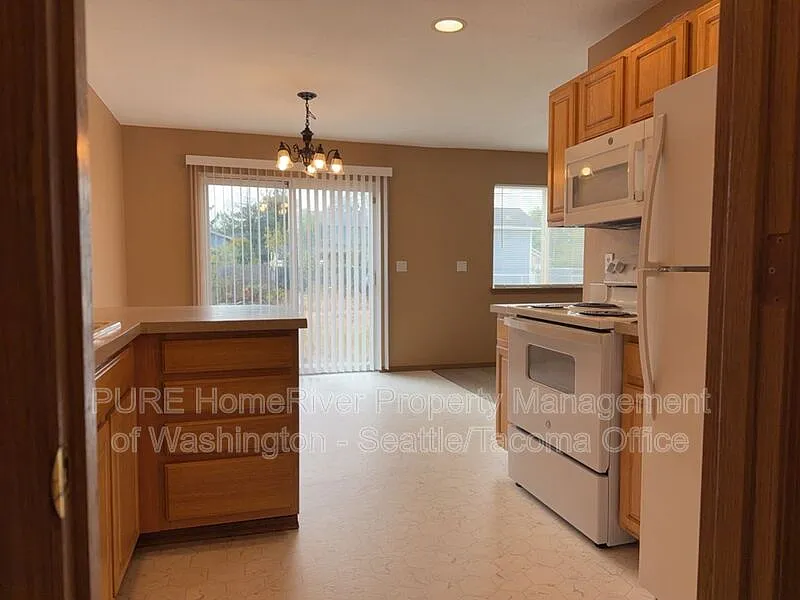 3 bed, 2.5 bath, 1383 sqft, $2,550 — Photo 3