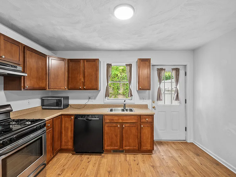 1304 Breed St — Photo 6