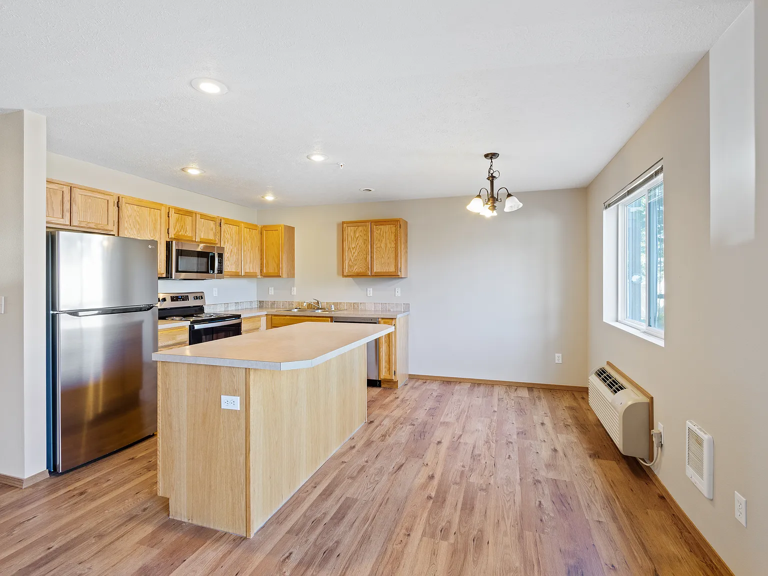 2 bed, 1100 sqft, $1,695 — Photo 4