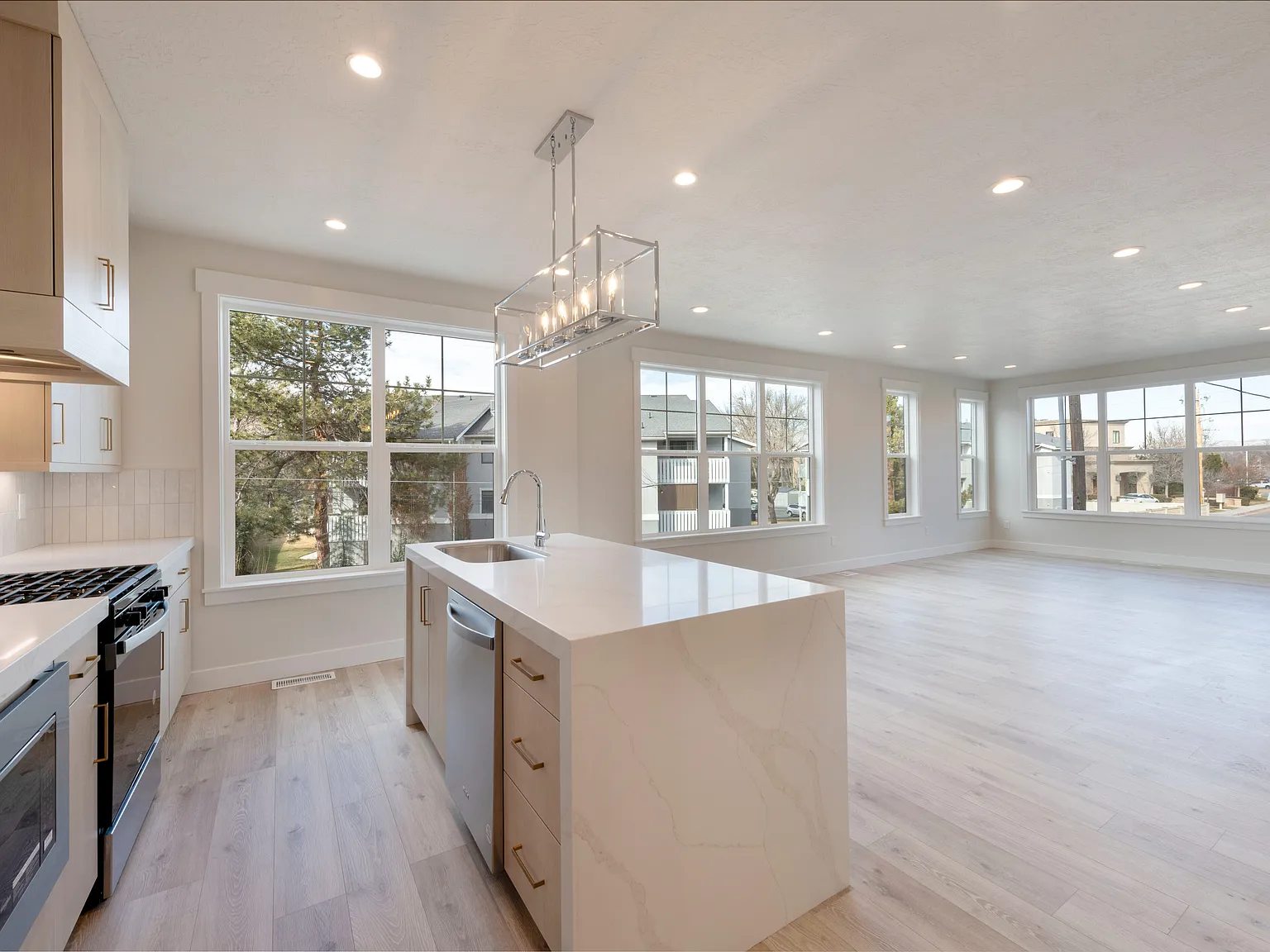 3 bed, 2.5 bath, 1896 sqft, $3,900 — Photo 3