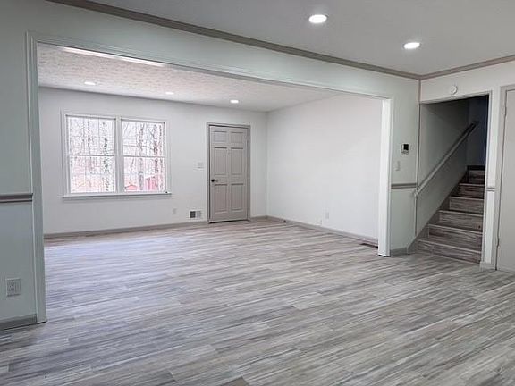 4th image of 452 Trotters Rdg