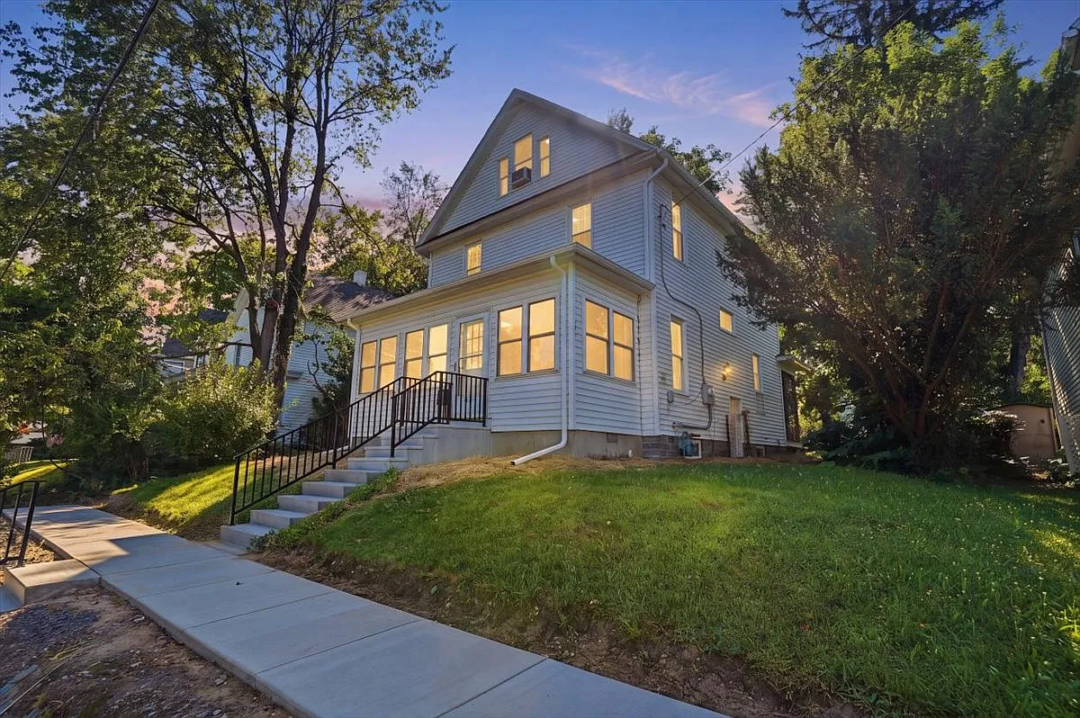 4 bed, 1886 sqft, $2,975 — Photo 1