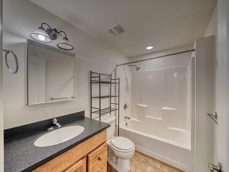 105 M And M Ln #2B — Photo 17